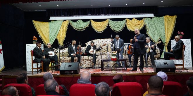 Mostaganem : les chanteurs chaabi Kherroubi Khaled et Guetaf Rachid enthousiasment le public