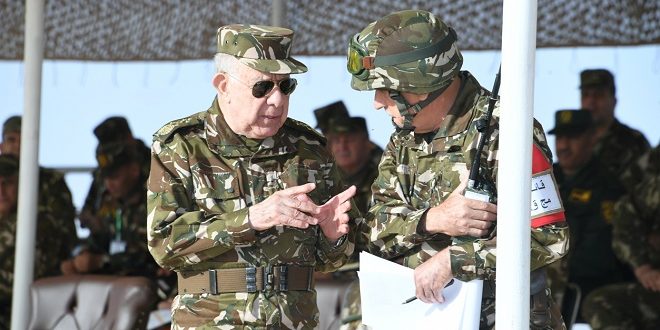 Le Général d’Armée Chanegriha supervise à In-Guezzam l’exécution d’un exercice tactique avec munitions réelles